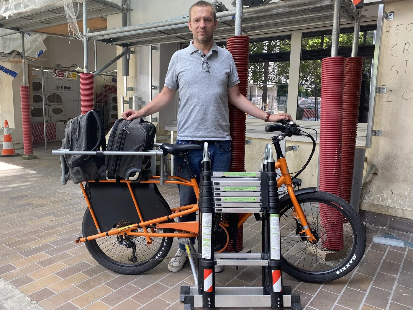 Sébastien Lachaussée de GREEN DIAG avec son vélo cargo et son matériel de diagnostic immobilier à Paris